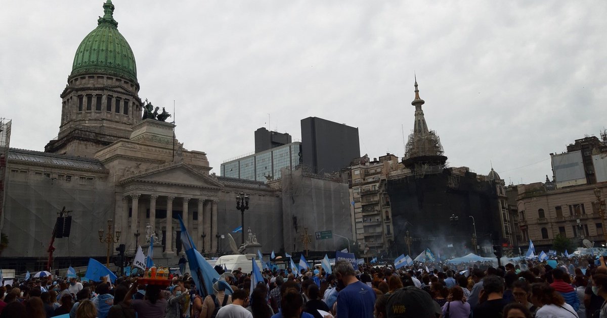 IMontserrrat's tweet photo. #LaMayoriaCeleste recordando a los legisladores que en la Argentina la mayoría de las provincias defienden las dos vidas https://t.co/BypaCRU72S