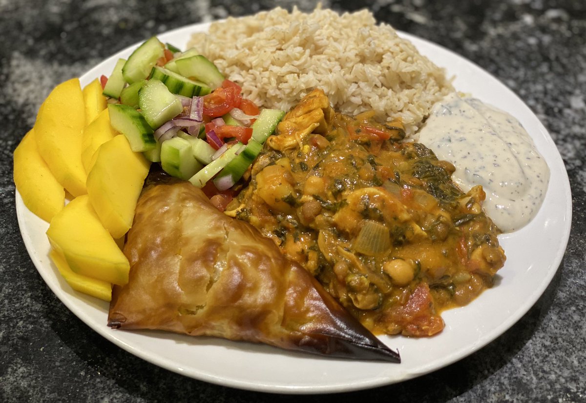 ottleyoconnor's tweet photo. Shared my kitchen today!!!😱

My chicken, spinach &amp; chickpea madras (0 syns) &amp; Mel’s vegetable samosas (2.5 syns), fresh mango,  salad &amp; raita (0.5 syns) 😀😀😀😀😀@SlimmingWorld 
#teacher5aday #connect 

#TeamWorkToMakeTheDreamWork https://t.co/3rkqi4rTMA