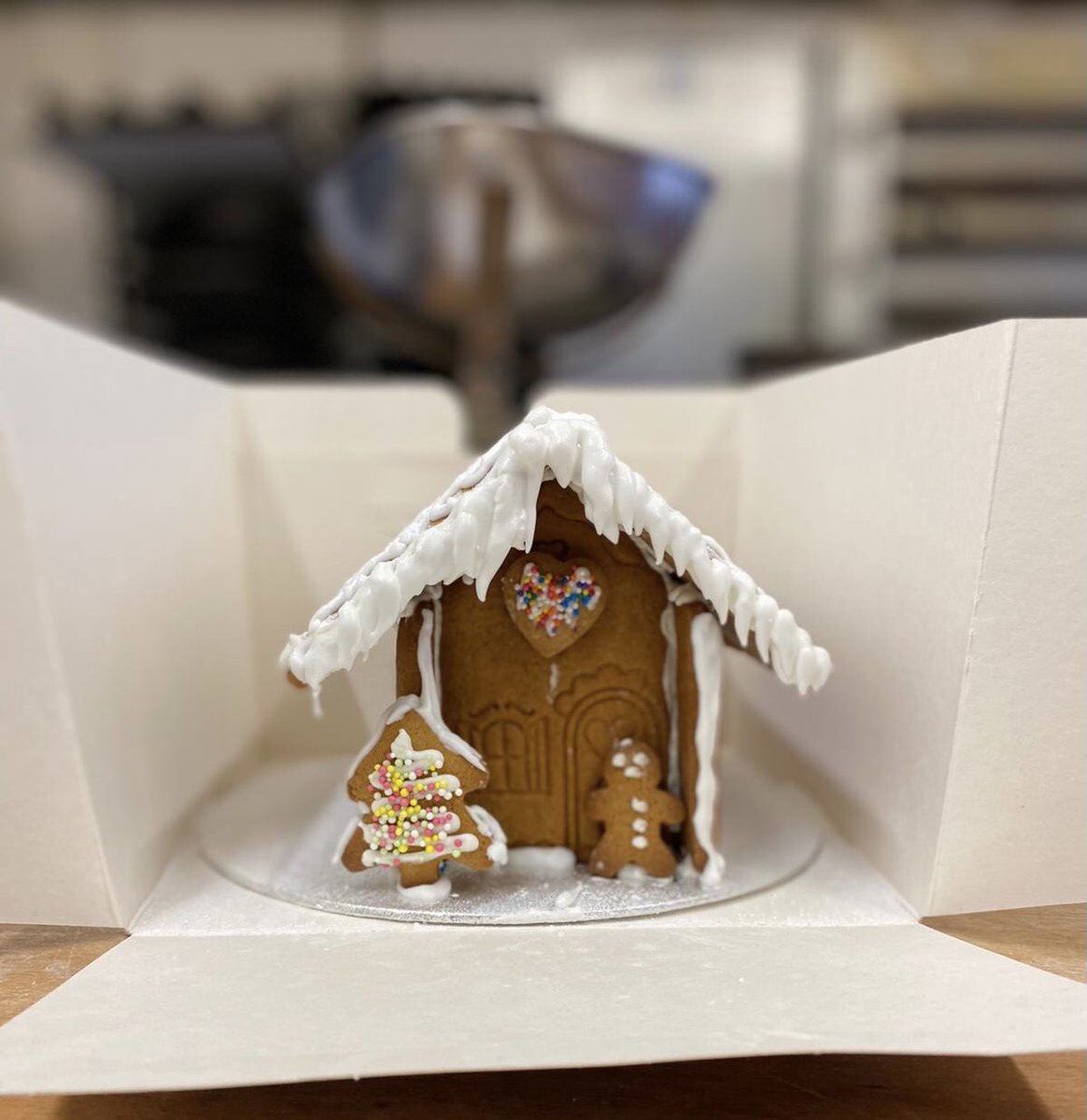 BunnyBakerBake1's tweet photo. Gingerbread houses (cheapest house in Henley!)
#gingerbread #gingerbreadhouse #gingerbreadhousekit #gingerbreaddreams #handmadeinHenley #Bakerbyname #BakerTheBaker #theHenleyBakers #henley #baker #shoplocal #shophenley @PhilipBoothesq @KirstieMAllsopp @MrHobbsGin @HenleyMarlow https://t.co/bcp7dq5P4F