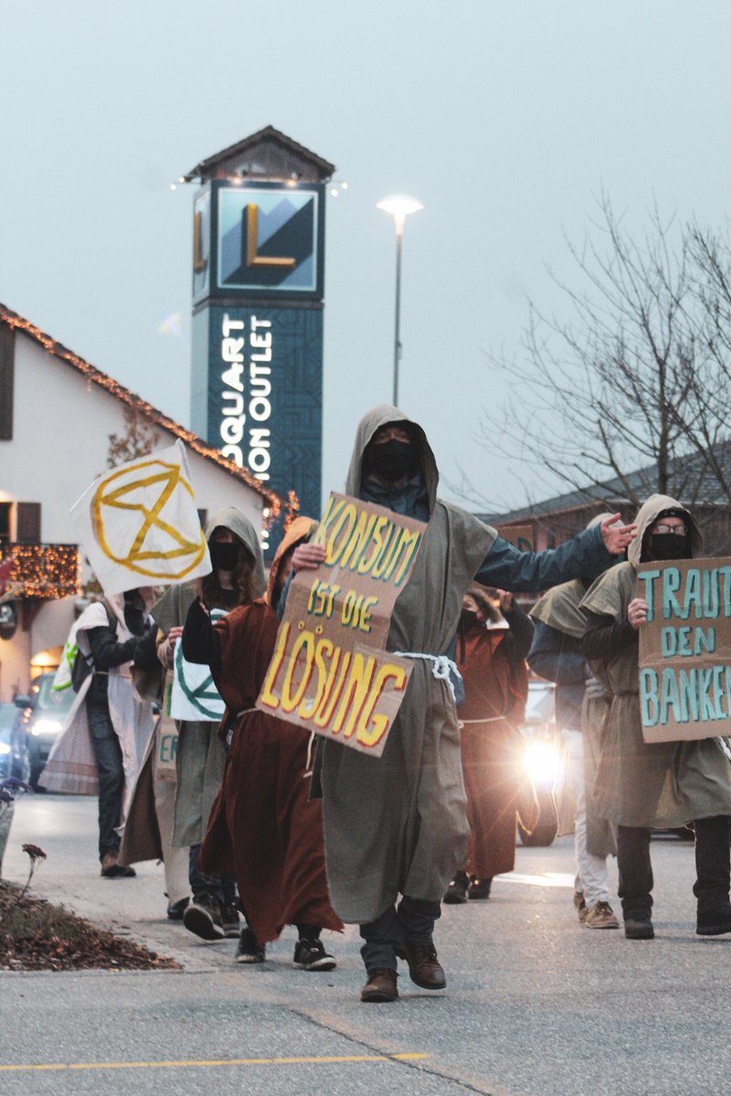 XR_Graubuenden's tweet photo. Heute ging die Prozession weiter, zum Fashion Outlet in Landquart! Die Jünger des Black Fridays sind zum Dorf der Schöpfung gepilgert um den heiligen Konsum anzubeten.
#blockfriday #boykottblackfriday https://t.co/onzhOiS3ix