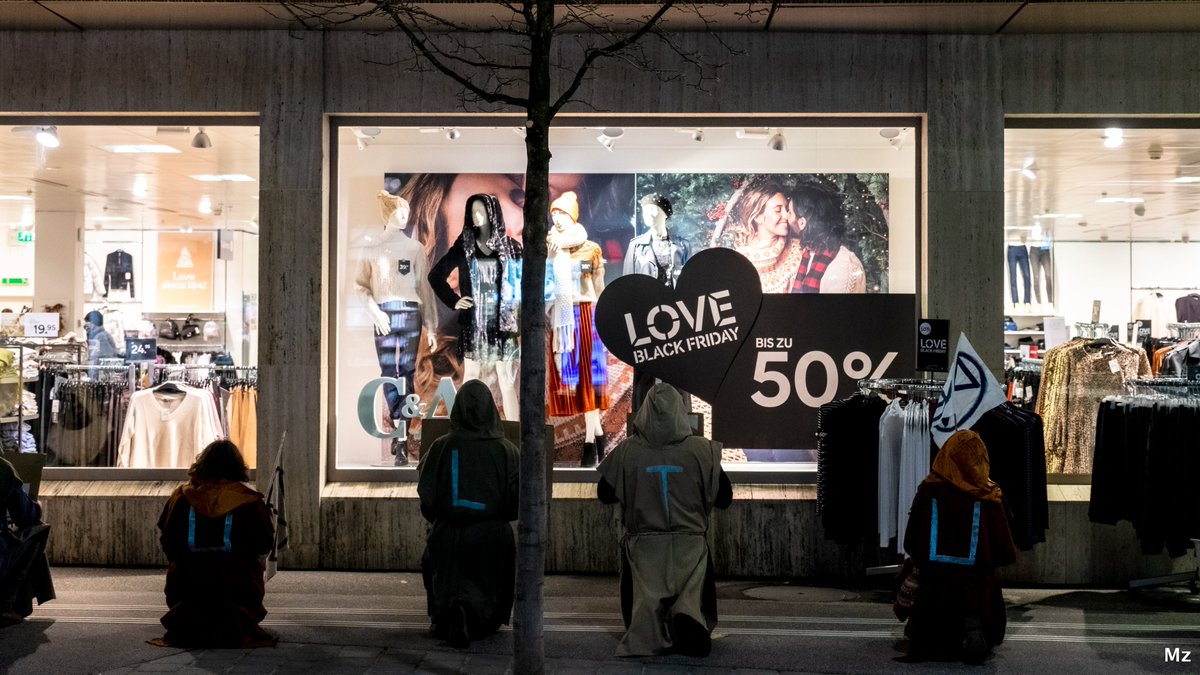XR_Graubuenden's tweet photo. KONSUM KULTUR
Die Brüder und Schwestern beten den heiligen C&A an. 50% Amen ! Konsumiert noch mehr, Konsumiert. Werder glücklich, konsumiert!
#blockfriday #boykottblackfriday #rebelforlife #fashionkills #extinctionrebellion #XRGR https://t.co/c8eBbNImEb