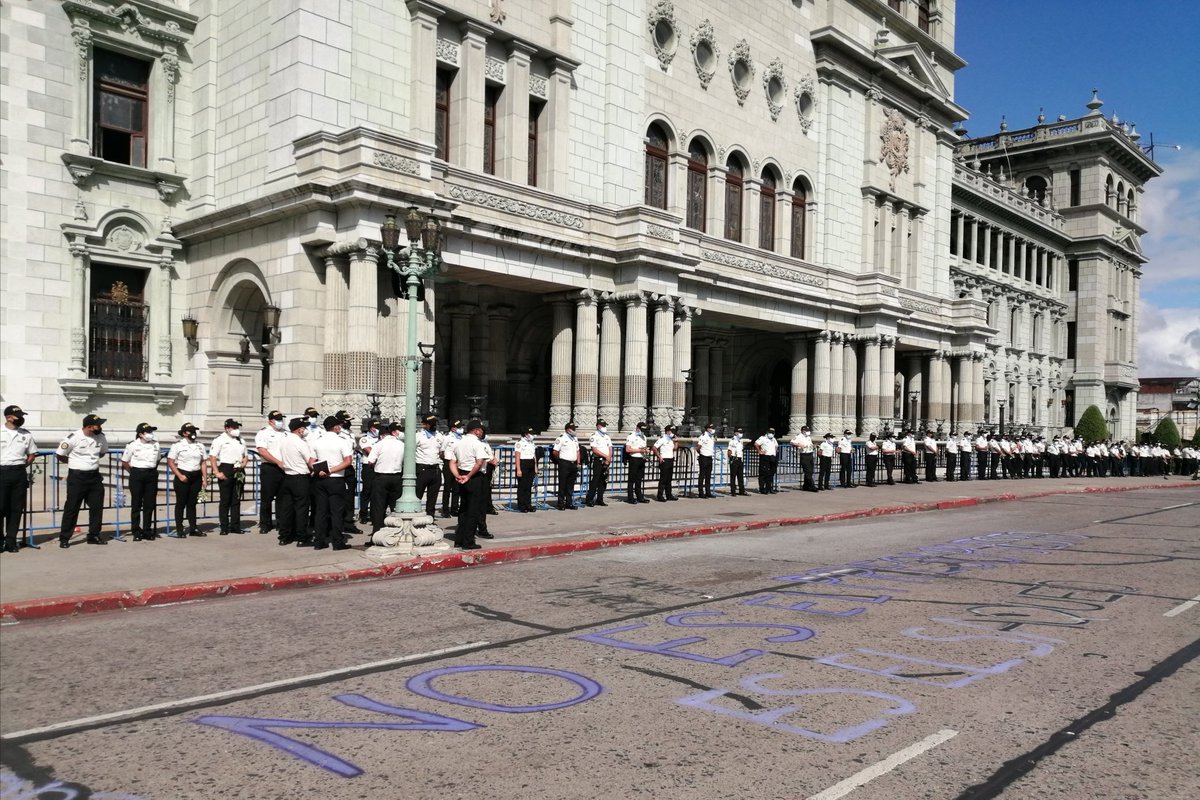 "It's not the budget, it's the looting," reads graffiti in front of the palace. This a.m. a Ministry of the Interior video explained that police officers are wearing "to serve and protect" bracelets today to remind them to protect the population. I see ~100 police, ~0 bracelets.