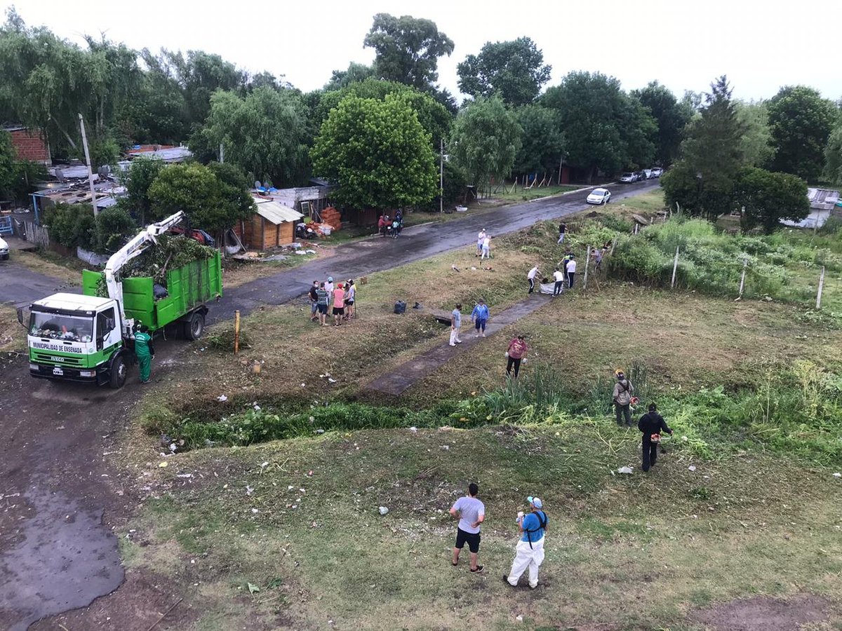 vtolosapaz's tweet photo. Junto a distintas organizaciones participamos esta tarde de Jornada de limpieza del terraplén lindero a la bajada de la AU Bs As - LP, adecuando el terreno para huertas.
Agradecimiento al municipio de Ensenada que se encargó de la recolección de los residuos.
#ArgentinaUnida https://t.co/RRF97lNNAI