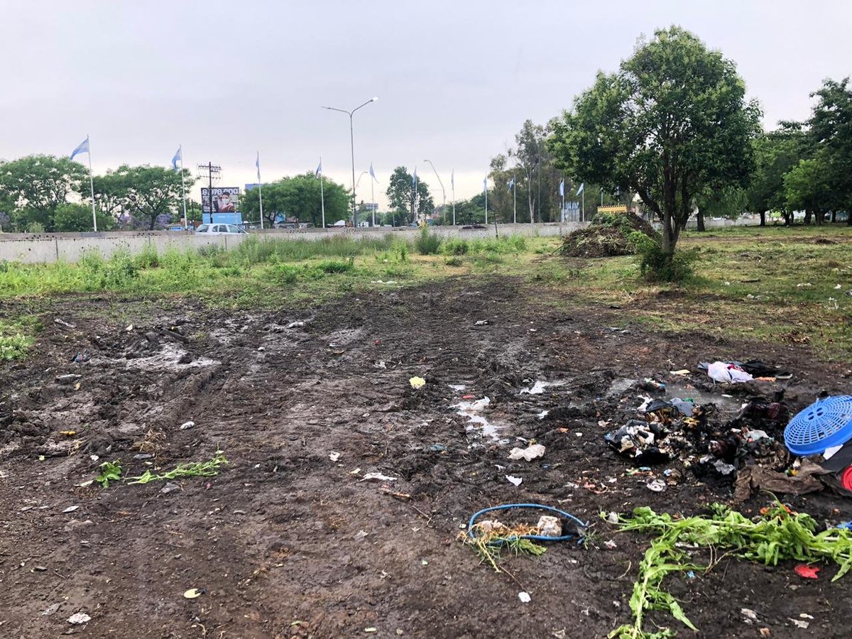 vtolosapaz's tweet photo. Junto a distintas organizaciones participamos esta tarde de Jornada de limpieza del terraplén lindero a la bajada de la AU Bs As - LP, adecuando el terreno para huertas.
Agradecimiento al municipio de Ensenada que se encargó de la recolección de los residuos.
#ArgentinaUnida https://t.co/RRF97lNNAI