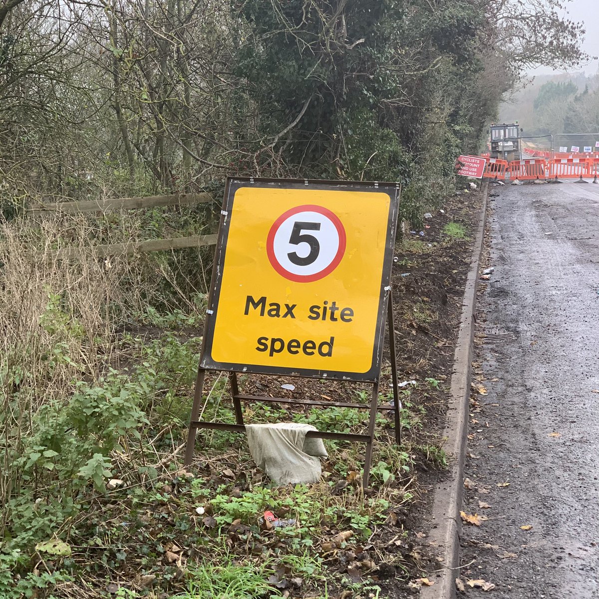 jredden's tweet photo. 40km. Wet and very muddy which made the route hard going. Insoles are beyond salvage - like concrete - last 10km was painful.
Breakdown: 50% cross country, 25 % trails, 24% roads, 1% shopping for chocolate halfway round!
#40KRun #TrailRun #LongSlowRun @ Oxfordshire https://t.co/n3NnFilMTY