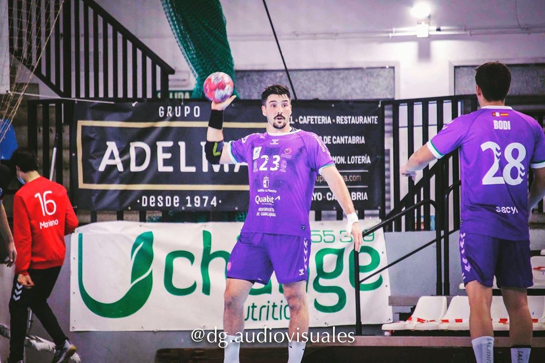 El <a href="/bmguadalajara/">SANICENTRO BM Guadalajara</a> cae 36x30 en León ante <a href="/ADEMARLEON/">//Abanca Ademar León</a> , equipo que dirige Manolo Cadenas.

➡️ A pesar de la derrota, la noticia vuelve a ser una gran actuación de <a href="/gastonmou11/">Gaston Mouriño</a>  🇦🇷 para el equipo que comanda Mariano Ortega. 7/9 para el ex <a href="/HandballWard/">Handball Ward</a>  (goleador de su equipo).