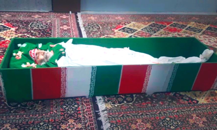 hamedaskari777's tweet photo. چون بوسهل و قوم از کار فارغ شدند، حسنک تنها بر دار بمانْد، چنانکه از مادر تنها زاده شده بود...همه زار می‌‌گریستند خاصه نشابوریان...پس مشتی رند را سیم دادند تا بر وی سنگ زنند...

#تاریخ‌بیهقی
#شهید_محسن_فخری_زاده https://t.co/lcWZNyzg3P