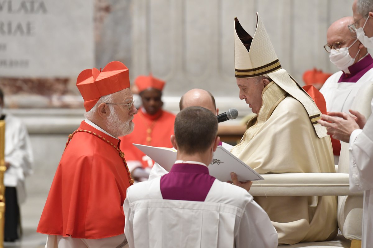 Iglesiastgo's tweet photo. [NOTICIA] Monseñor Aós ya es cardenal. Este sábado el arzobispo de Santiago, Monseñor Celestino Aós, recibió de manos del Papa Francisco el birrete cardenalicio, el anillo y el título de la Iglesia que lo convierte en párroco de la Santa Sede. Más info👉 https://t.co/tMS5rDNTKZ https://t.co/aAO7ihru9v