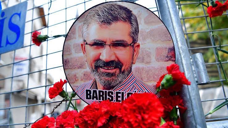 "Diyarbakır ortasında, vurulmuş uzanırım
Ben bu kurşun sesini nerde olsa tanırım"
Katledilişinin 5. Yılında Tahir Elçi’yi saygı ve özlem ile anıyoruz.
#TahirElcisiz5Yıl 
#TahirElci