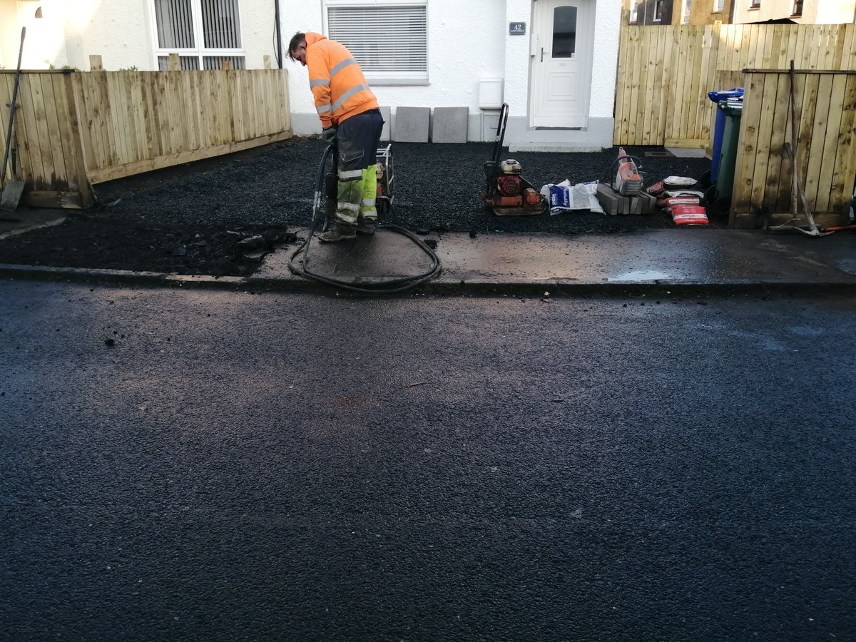 DynamicDevelop6's tweet photo. Front kerb dropped and flat top installed at back of footway. Ready for tarmac finish. @Tho1888 https://t.co/WlbmA55B0o