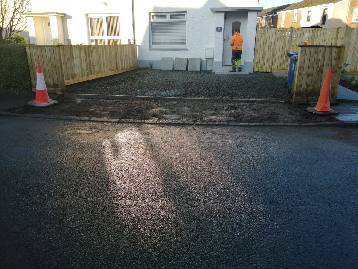 DynamicDevelop6's tweet photo. Front kerb dropped and flat top installed at back of footway. Ready for tarmac finish. @Tho1888 https://t.co/WlbmA55B0o