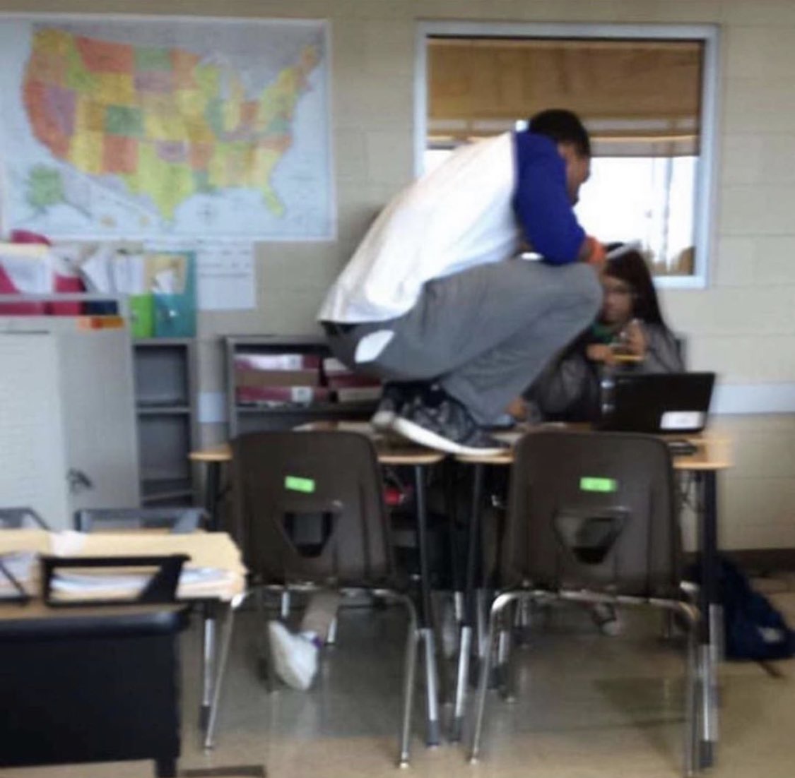 skereunpesado's tweet photo. nadie:
el profesor cuando le pides ayuda: https://t.co/JLDDYwO59e