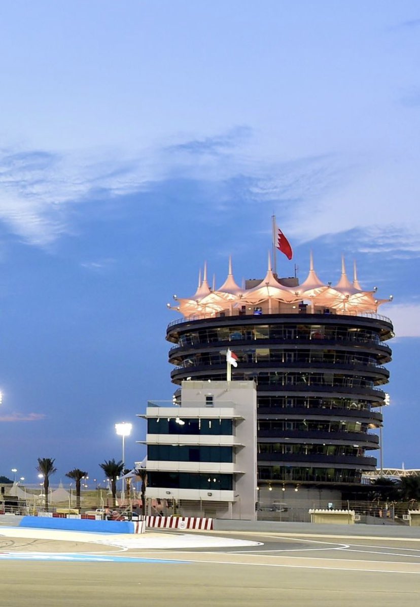 BahrainEmbUK's tweet photo. Day 2: Qualifying Top 10 at the Gulf Air #Bahrain Grand Prix 📸

@BAH_Int_Circuit 🇧🇭
@F1 🏁
#Bahrain_GP https://t.co/nFcdGDUyUm