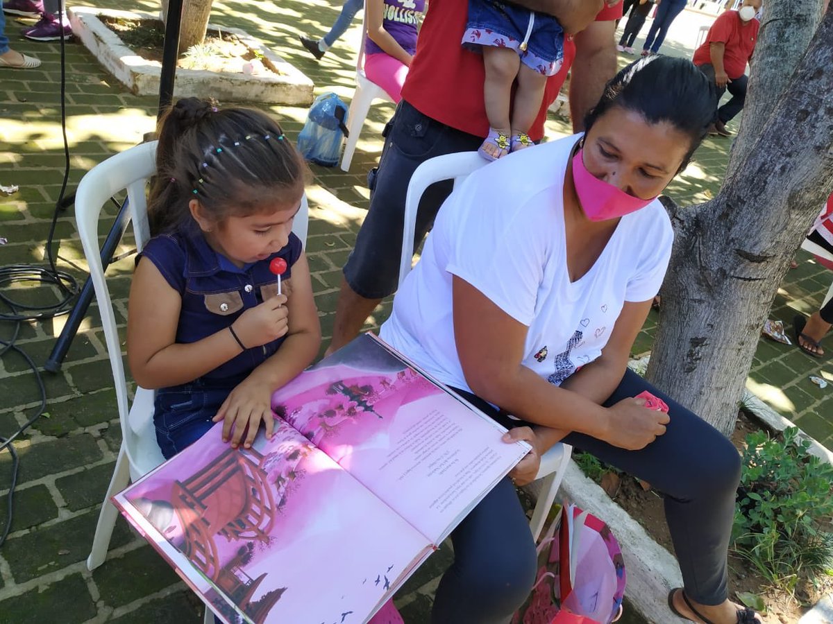 SenadoresPy's tweet photo. Visita social organizada por la Comisión de Desarrollo Social y el despacho de la senadora @SenaHermelinda, en la Escuela Manuel Ayala, de la ciudad de Villeta. Apoyaron la actividad la Comisión de Lucha contra el narcotráfico y la Biblioteca del Congreso https://t.co/g3s3xVHnJi