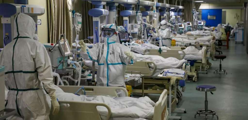 ecuavisa's tweet photo. COVID-19 en Ecuador: "Lamentablemente no hay los anestésicos, entonces se los está intubando conscientemente a los pacientes"  ➡️ https://t.co/jmSDKiYcmj https://t.co/AK1bG3Dekj