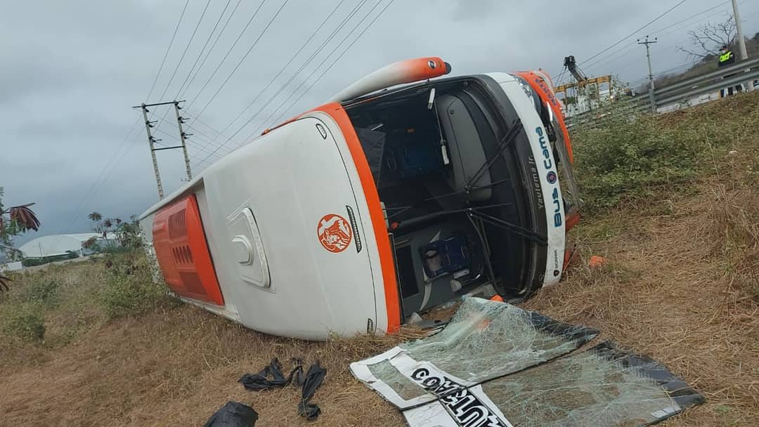 pixel_onlines's tweet photo. ⚠️ Cuatro personas heridas dejó el volcamiento de un bus de la Coop. Coactur Disco #84 en la vía Montecristi - Portoviejo a la altura de la reencauchadora Galarza, provincia de #Manabí.

📸 @InformatManabi https://t.co/aNROpnUOvD