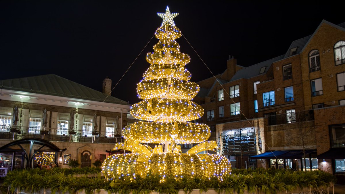 OakvilleDwntown's tweet photo. Our new, must-see Ribbon Tree of Lights is here! Enjoy it and other spectacular lighting and decor throughout the downtown as part of our Hometown Holiday experience! #DTOakville https://t.co/WSi2howJsH