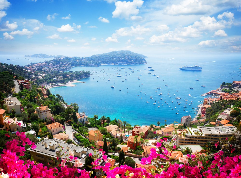 LogitravelIT's tweet photo. Oggi ti trasferiamo in Costa Azzurra. ✔️Quali sono le attrazioni da non perdere?

🌅Fai una passeggiata al tramonto nel porto antico di Saint-Tropez.
💎Dai un'occhiata alle vetrine di La Croissette a Cannes.
🌹Scegli il tuo profumo a Grasse, capitale mondiale del profumo. https://t.co/ypRh4vVUGr