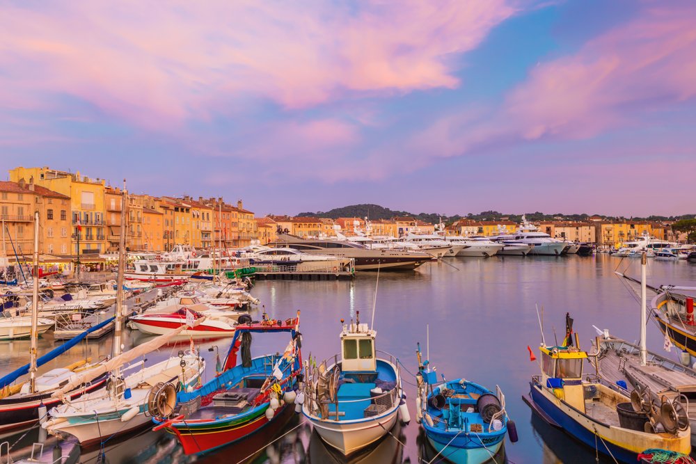 LogitravelIT's tweet photo. Oggi ti trasferiamo in Costa Azzurra. ✔️Quali sono le attrazioni da non perdere?

🌅Fai una passeggiata al tramonto nel porto antico di Saint-Tropez.
💎Dai un'occhiata alle vetrine di La Croissette a Cannes.
🌹Scegli il tuo profumo a Grasse, capitale mondiale del profumo. https://t.co/ypRh4vVUGr