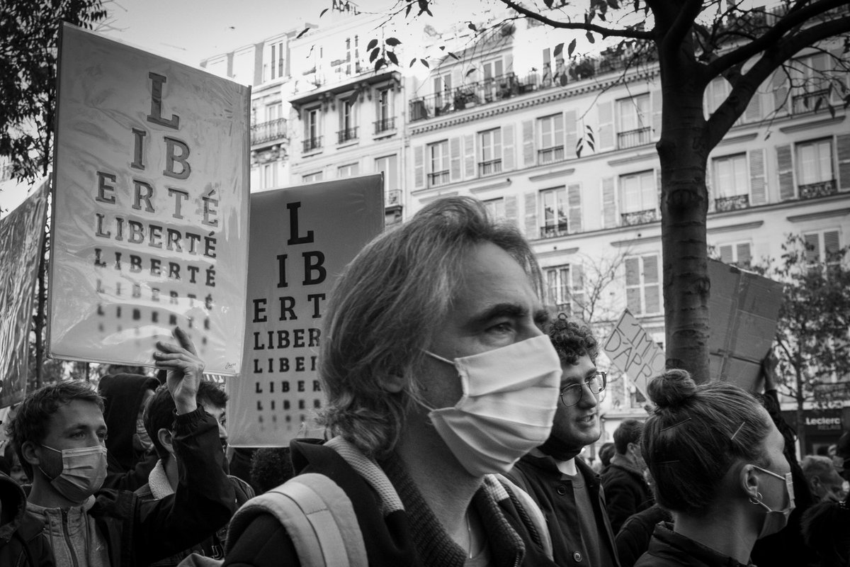 SergePhotos's tweet photo. Donc si sur une manifestation comme aujourd'hui, quand il a fallut plus de deux heures de défilé pour vider la place de la #republique avec une foule dense et pacifique et fort des connaissances acquises depuis cinquante ans il n'est pas incroyable qu'il y ait des "casseurs" https://t.co/GW5foeRDMU