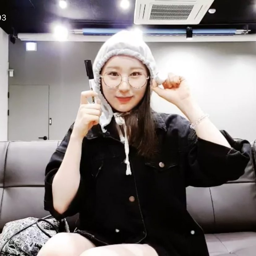  #CHAEYEON wearing glassesa thread;