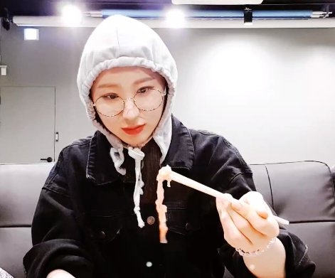  #CHAEYEON wearing glassesa thread;