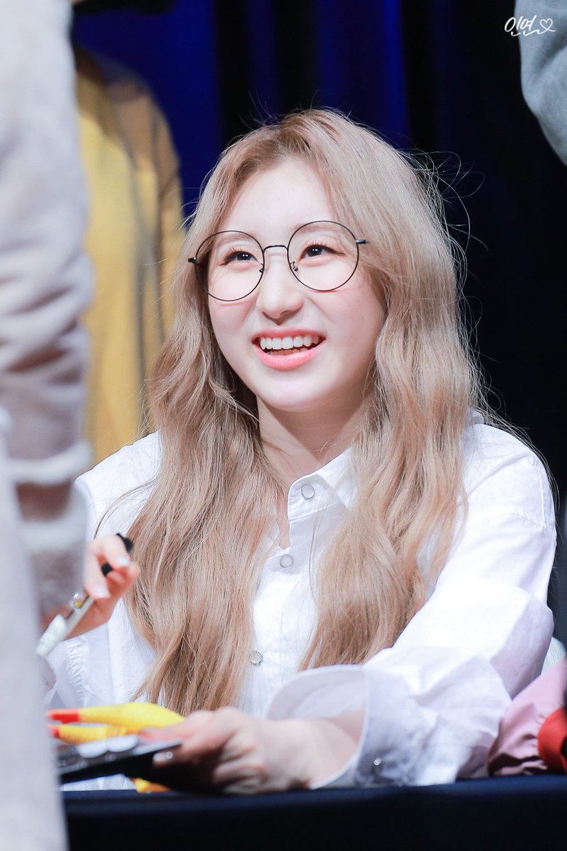  #CHAEYEON wearing glassesa thread;