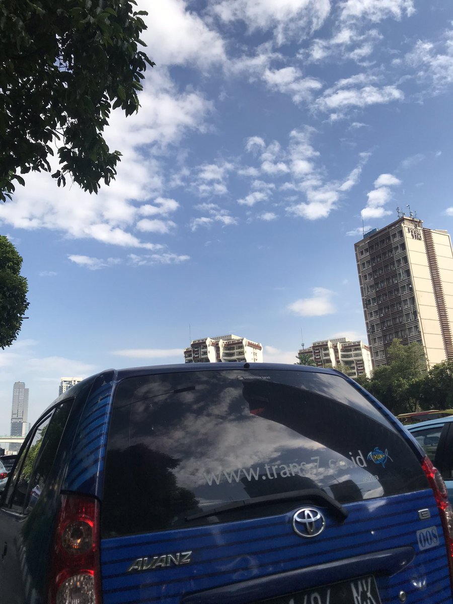 txtdrjkt's tweet photo. Koleksi jalanan Jakarta utk kamu yang butuh bukti "gua otw" padahal masih rebahan: https://t.co/lHfwdK3Vhc