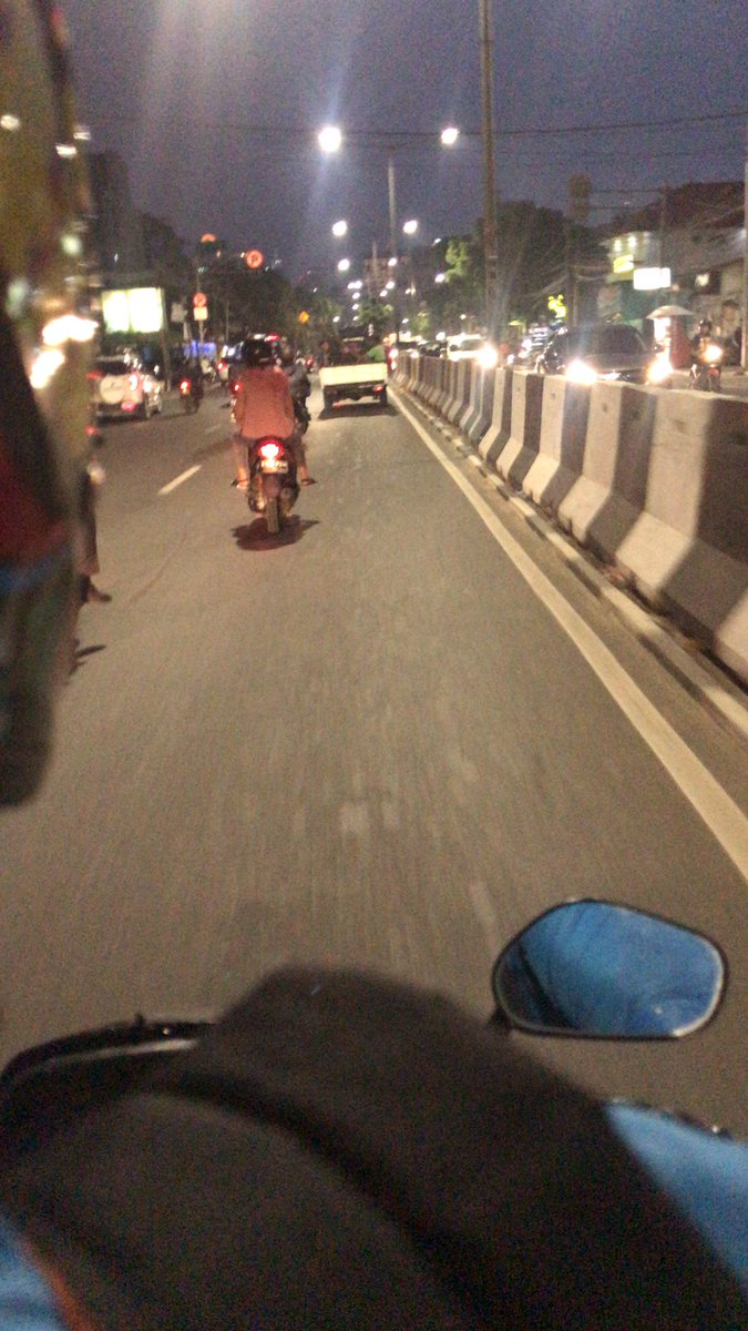 txtdrjkt's tweet photo. Koleksi jalanan Jakarta utk kamu yang butuh bukti "gua otw" padahal masih rebahan: https://t.co/lHfwdK3Vhc