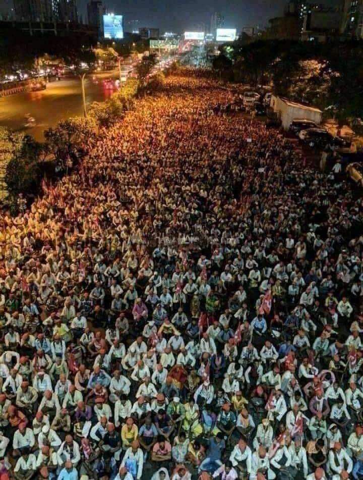 #अन्नदाता आज सड़कों पर मज़बूरी में हैं #ज़ालिम उद्योगपतियों की चाटुकार सरकार जान ले #किसान की एकजुटता ओर दुःखी आत्मा सरकार के #घमंड को ज़रूर चकनाचूर करेंगी ! 
#जब_तक_हटेंगें_नही
 तब #तक इस #सरकार का #घमंड तोड़ेंगे_नही 
#FarmersProtest #FarmersBill