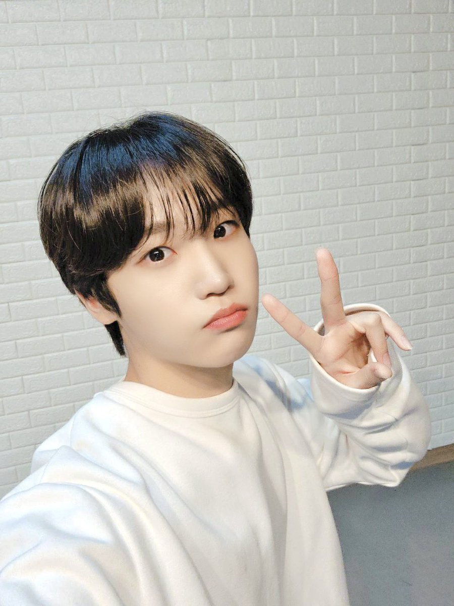 24Kplus_members's tweet photo. [#임찬] 투포유 팬분들! 아까 브이이앱에서 말했지만, 제가 피아노 브이앱 2탄을 하려고 하는데요~🎹 #차니커버추천 해시태그와 함께 제가 커버 해줬으면 하는 곡들을 멘션으로 보내주세요😆 추천곡들중에 몇곡 선정해서 연습해볼게요! 그럼 추천 많이해주세요💕

#24K #투포케이 #임찬 #Imchan #귀찬 https://t.co/9cevx6gEsu