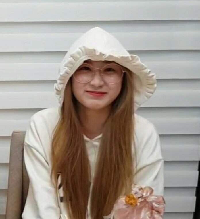  #CHAEYEON wearing glassesa thread;