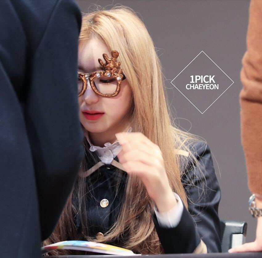  #CHAEYEON wearing glassesa thread;