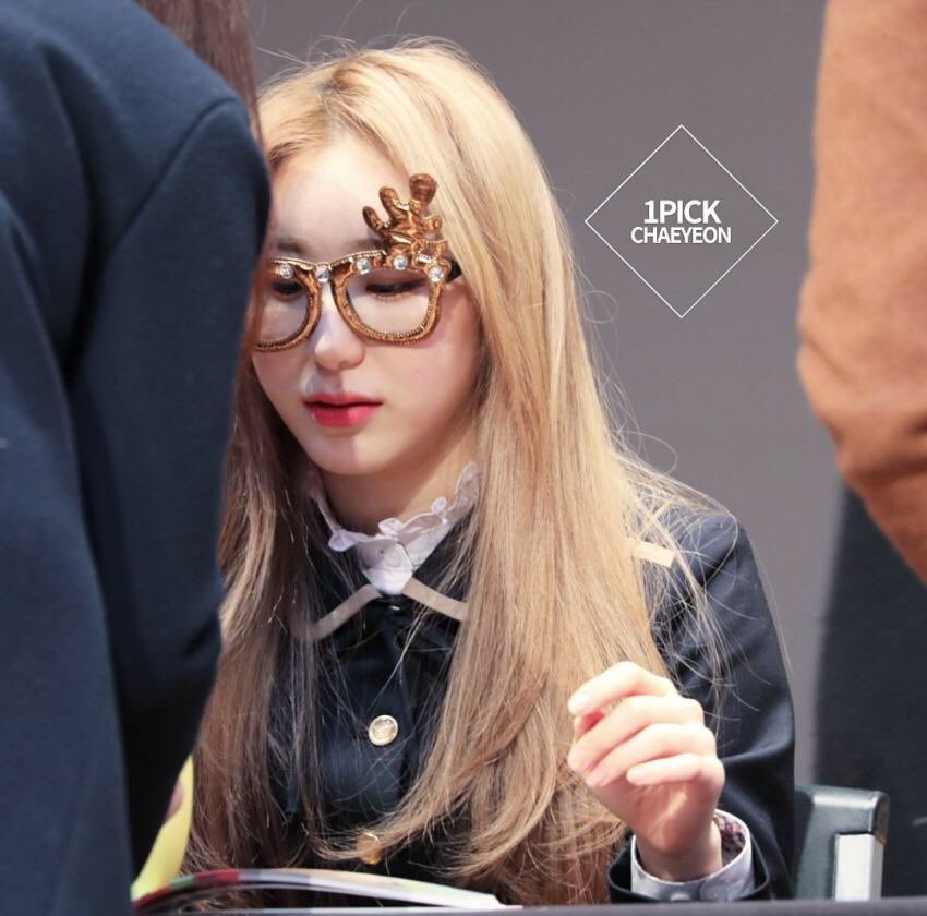  #CHAEYEON wearing glassesa thread;