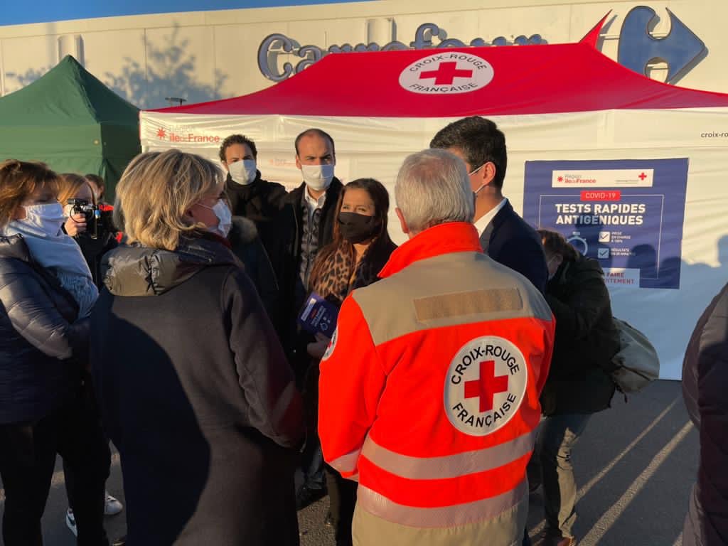 vpecresse's tweet photo. Nous organisons depuis aujourd’hui  des barnums de tests antigéniques « minute » gratuits dans les centres commerciaux, pendant 2 mois, pour réussir Noël et éviter une 3e vague. Ici le partenariat avec #Ulis2 (91) et ⁦@CroixRouge⁩ https://t.co/sMXv87T2Jm
