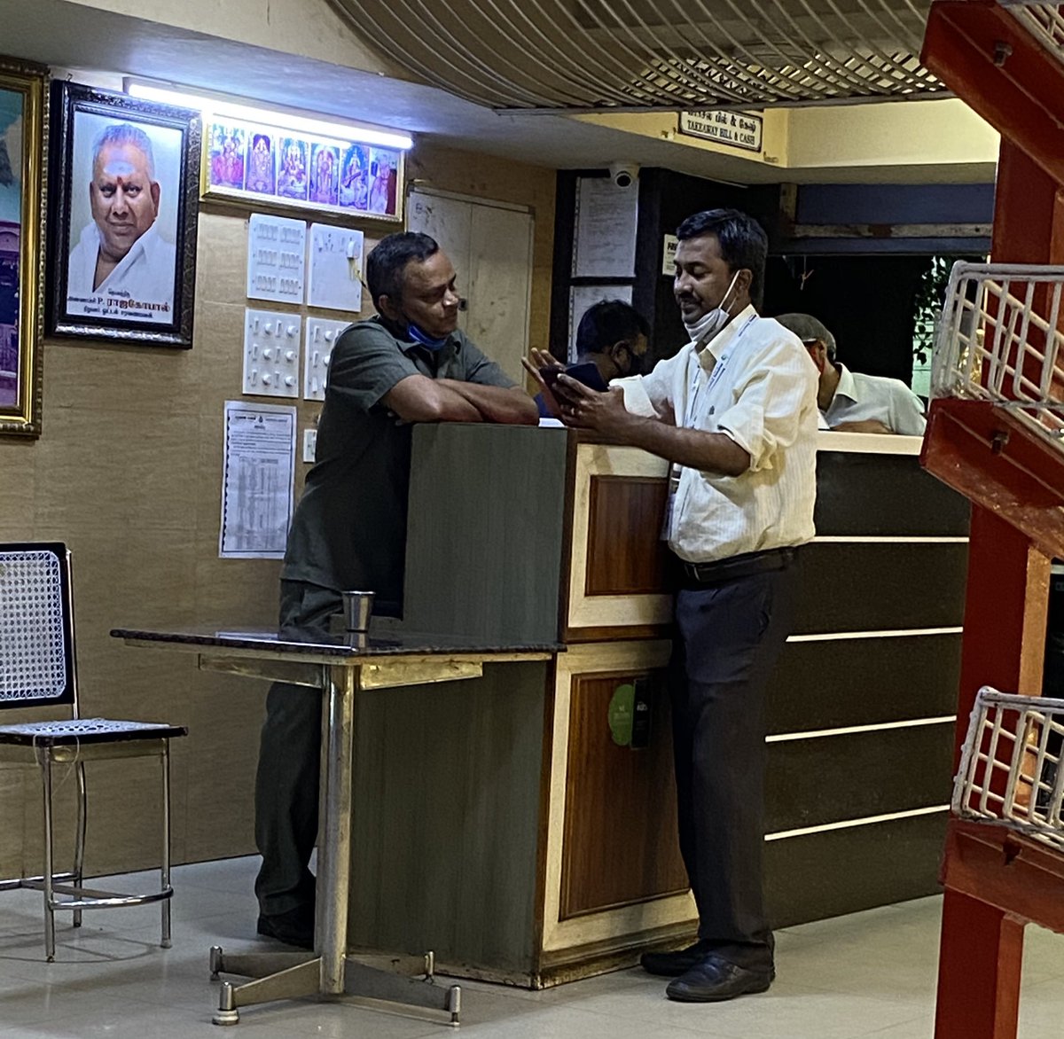 Supriyadevii's tweet photo. a prominent south #chennai restaurant manager talking to customer, both pulling down their masks. face to face distance less than 3ft. this is inspite of ‘penalty’ announced for not wearing mask @PTTVEnglish @chennaicorp https://t.co/IrjXWVihoB