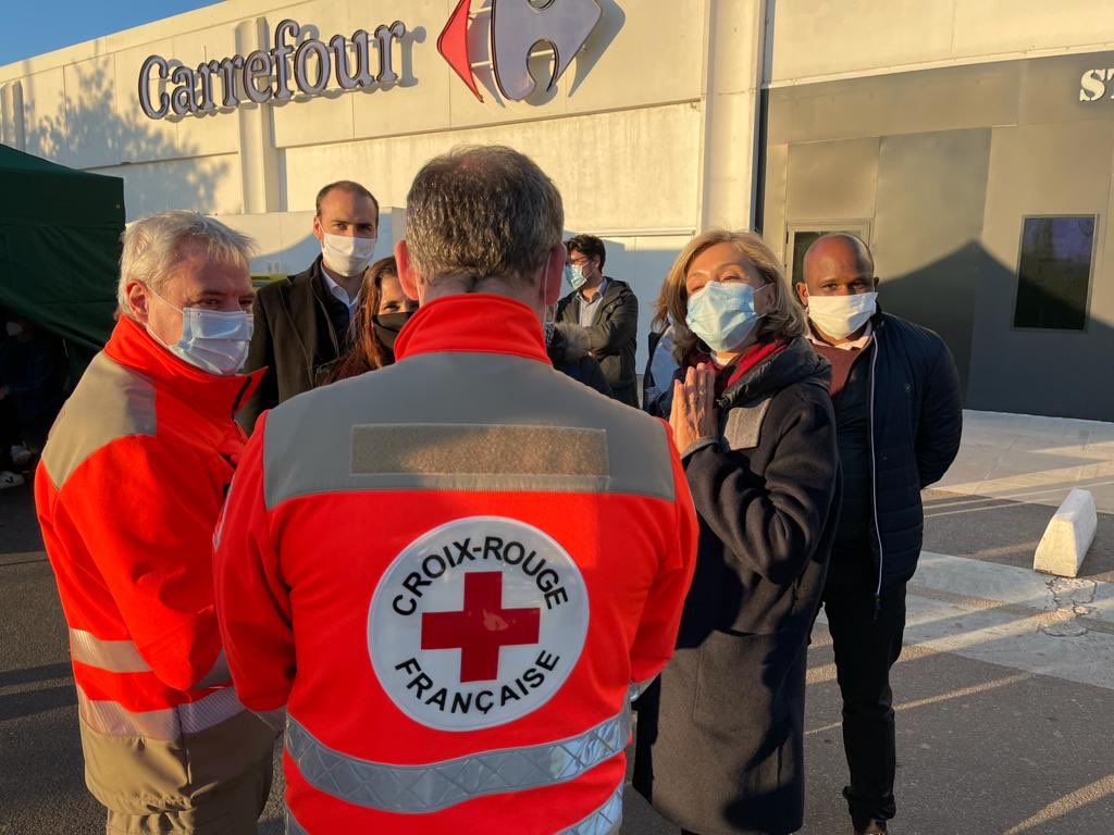 vpecresse's tweet photo. Nous organisons depuis aujourd’hui  des barnums de tests antigéniques « minute » gratuits dans les centres commerciaux, pendant 2 mois, pour réussir Noël et éviter une 3e vague. Ici le partenariat avec #Ulis2 (91) et ⁦@CroixRouge⁩ https://t.co/sMXv87T2Jm