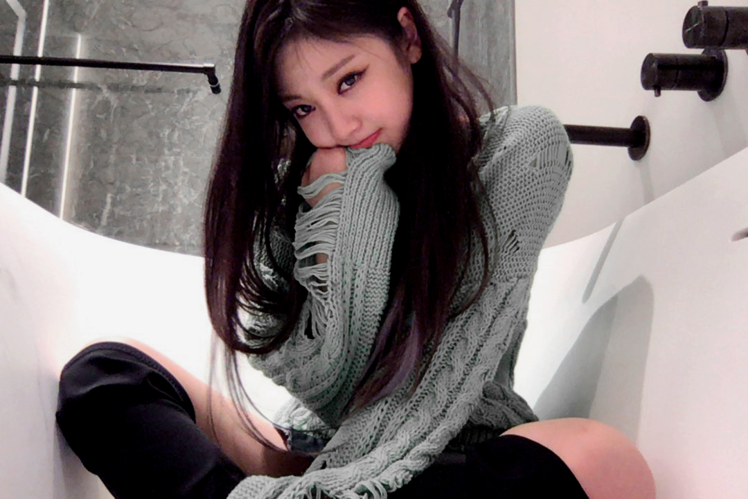 tchoijulia's tweet photo. looks like i took a photo inside a bath tub, right? i don't accept any further question about this🥰 https://t.co/yZrQ49CqMC