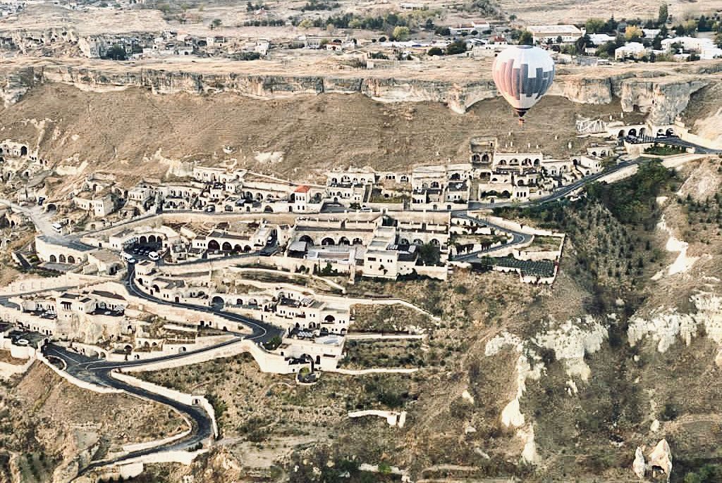 Kayakapi's tweet photo. Kayakapi Premium Caves - Cappadocia from the hot air balloon ❤️🧿🎈
・・・
Photo 📸 by @mhalisaydogan 
・・・
#Kayakapi #Ürgüp #Kapadokya #Cappadocia https://t.co/BvBtdPrVRa