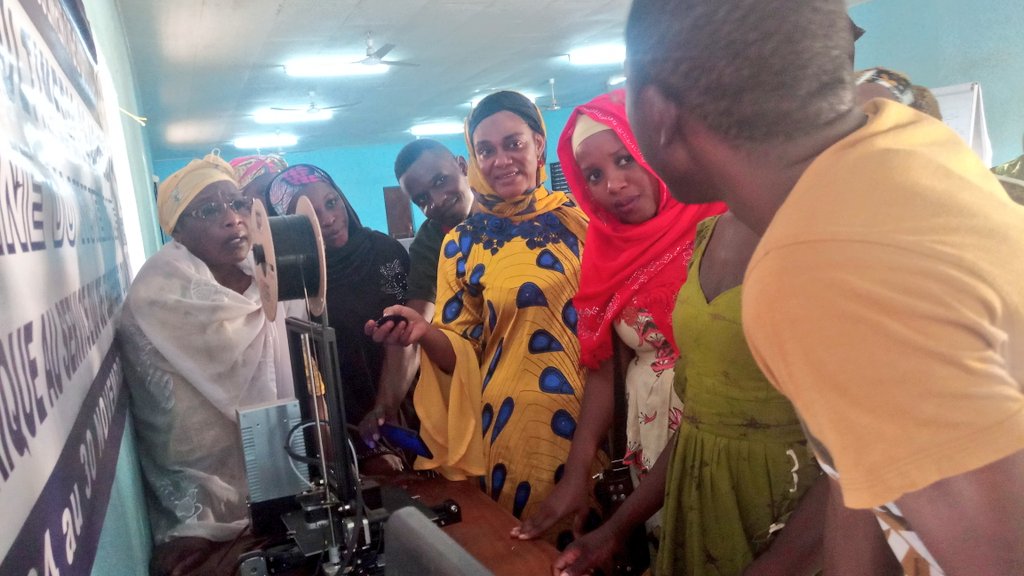 IzaneFG's tweet photo. Présentation du Makerspace de Garoua 2 aux associations des femmes de la ville. Beaucoup de questions et de projets en gestation :)
#SemaineNumerique
#Garoua2 https://t.co/TVyWrEdJBy