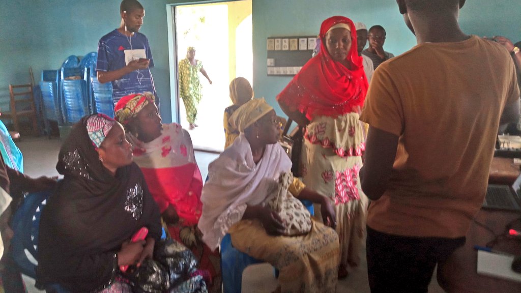 IzaneFG's tweet photo. Présentation du Makerspace de Garoua 2 aux associations des femmes de la ville. Beaucoup de questions et de projets en gestation :)
#SemaineNumerique
#Garoua2 https://t.co/TVyWrEdJBy