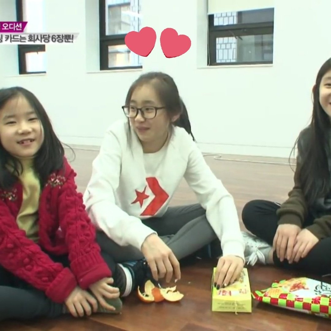  #CHAEYEON wearing glassesa thread;