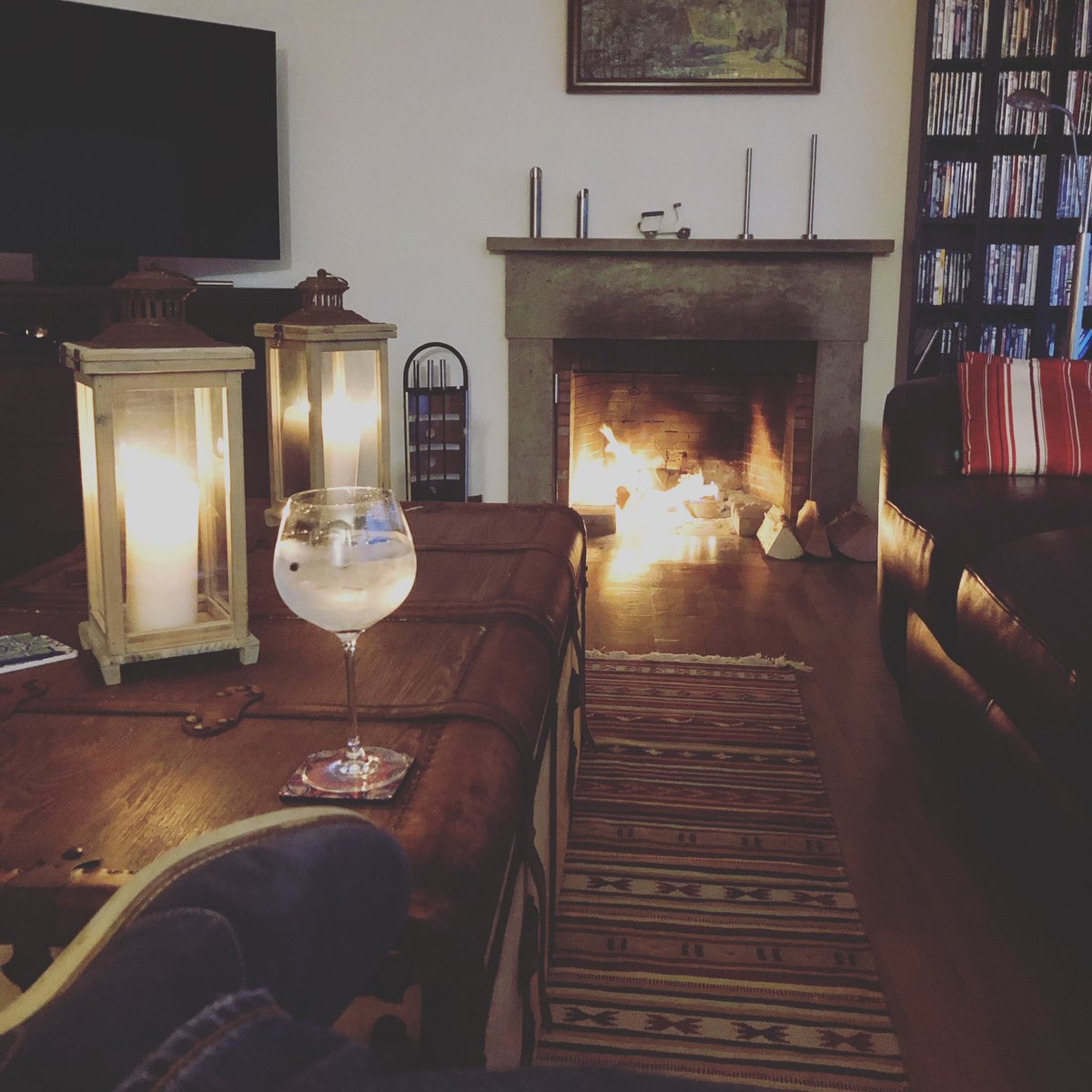 ramonzapata74's tweet photo. #riehen #autumnvibes #monkeygin #fevertree #firepit #family #kids what else? https://t.co/yTDcgvHZtY