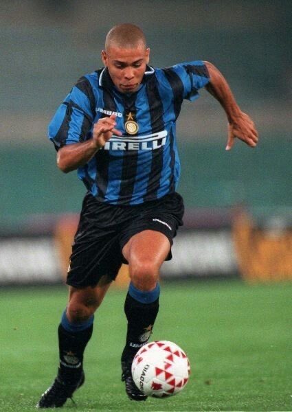 des années 1990, passant du statut de renardeau finisseur au Cruzeiro à celui de buteur supersonique partant de loin avec le Barça ou l’Inter.