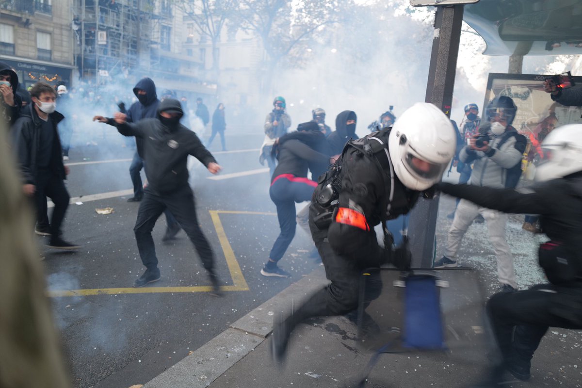 В Париже начались протесты и погромы. Протестующие подожгли Банк Франции 
