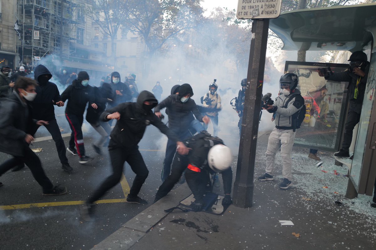 разгон митинга во франции