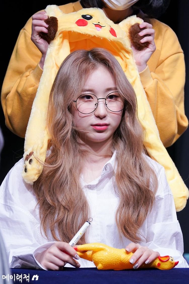  #CHAEYEON wearing glassesa thread;