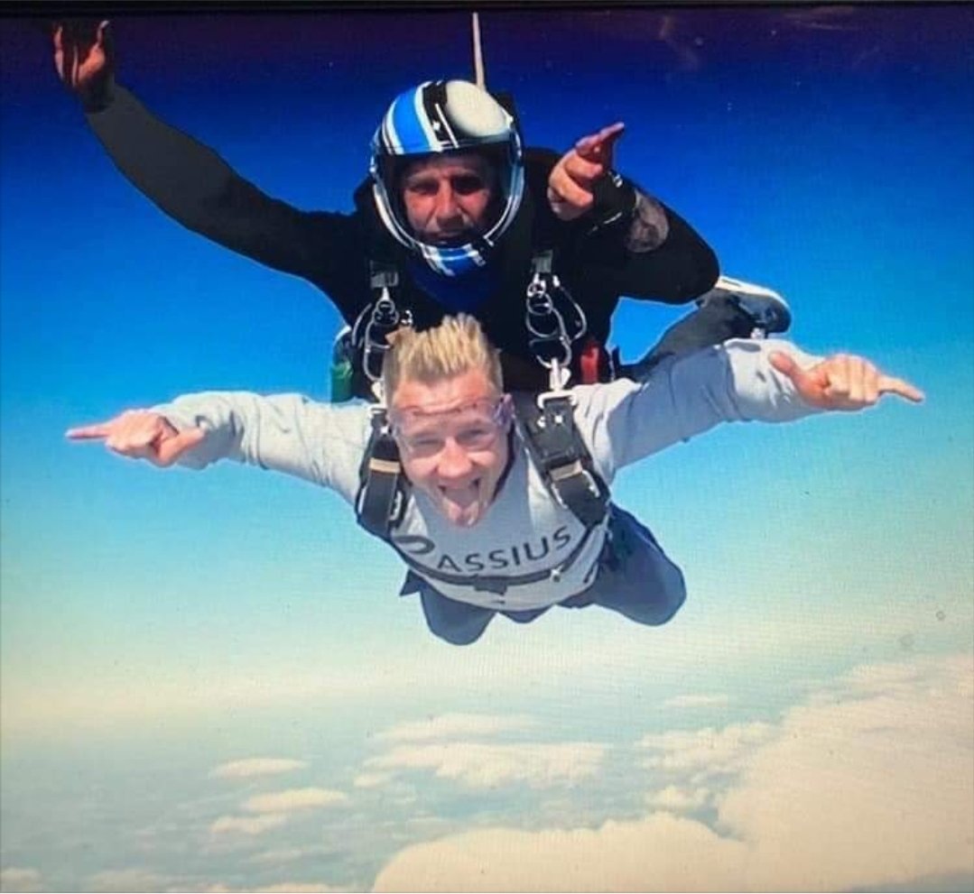 GFORCE_SKYDIVE's tweet photo. Get your blood racing. Book a tandem skydive with us.

James raised an amazing £550 for the Farriers Foundation charity for doing his tandem skydive.

#gforceskydiving #skydive #freefall #tandem #tandemskydive #charity #heartracing #adrenaline #altitude #livelife #feeltherush https://t.co/x4BezrWCKf