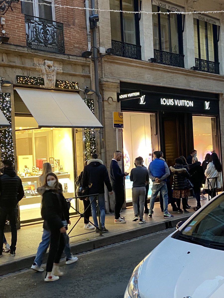FSimonToulouse's tweet photo. Premier jour de courses... premières queues. La crise n’atteint pas tout le monde.
Vive la macronie! https://t.co/ozooAFAmYl