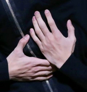 Juyeon's pretty handsa very important thread!